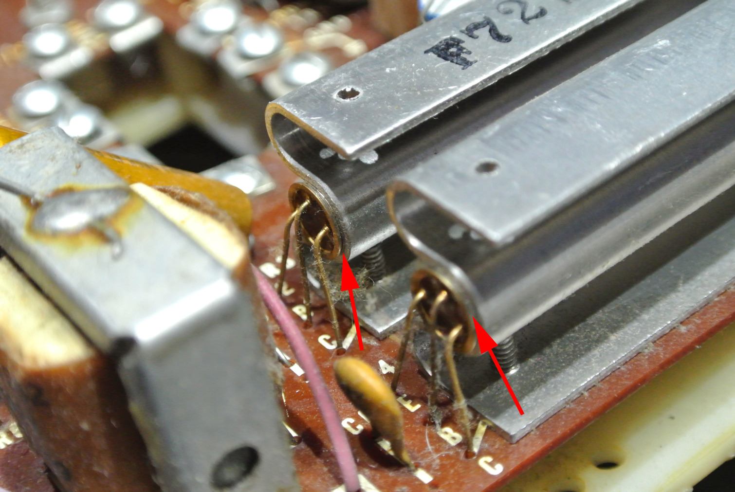 nutone 470 close up output transistors.jpg